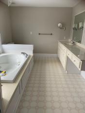 Grey/White bath before